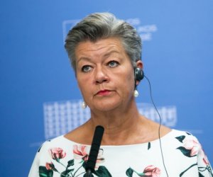 Еврокомиссар хвалит Литву за прозрачность в решении проблем мигрантов, хотя есть нарушения 