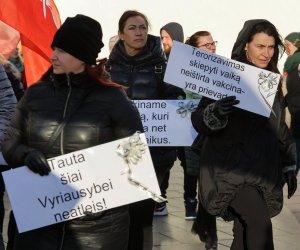 Более тысячи человек протестовали в Вильнюсе против прививок и ограничений, связанных c COVID-19