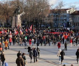 Более тысячи человек протестовали в Вильнюсе против прививок и ограничений, связанных c COVID-19
