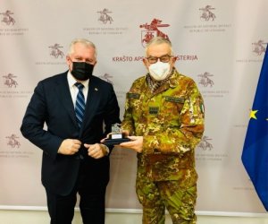 Глава Минобороны Литвы обращает внимание ЕС на концентрацию сил РФ у границ Украины