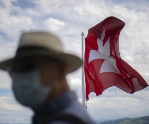 Швейцарцы на референдуме проголосовали за введение ковидных сертификатов  