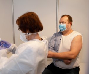 Кабмин утвердил обязательные прививки для медиков и соцработников