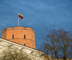 В честь Дня флага Литвы на башне замка Гедиминаса возведен новый Триколор