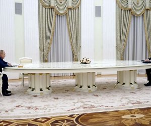 Reuters узнал, почему между Макроном и Путиным поставили большой стол