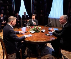 Президенты Литвы и Польши в среду встретятся в Киеве с президентом Украины В. Зеленским 