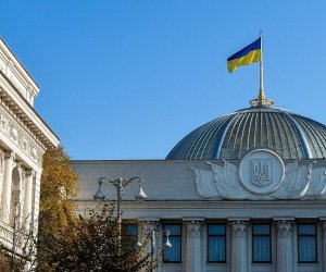 Верховная рада Украины ввела чрезвычайное положение: список ограничений