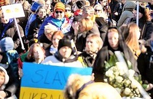 Тысячи человек протестовали у здания посольства России против войны в Украине 
