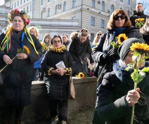 Несколько сотен человек собралось на акцию солидарности с женщинами Украины