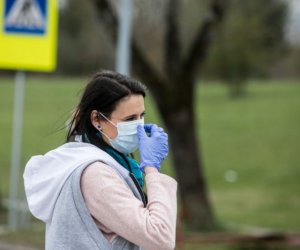 Премьер: смягчение ограничений в связи с COVID-19 зависит от вариантов вируса