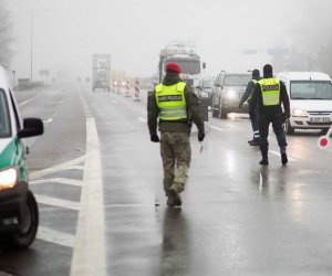 Полиция Литвы выясняет, кто нарисовал букву Z на стенде в поддержку Украины