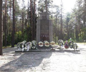 На Панеряйском мемориале жертвам Холокоста вновь нарисованы символы агрессии РФ