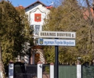 В Вильнюсе испачкан забор посольства РФ, в Паланге - памятник советским воинам (обновлено)