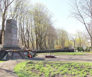 В Вильнюсе испачкан забор посольства РФ, в Паланге - памятник советским воинам (обновлено)