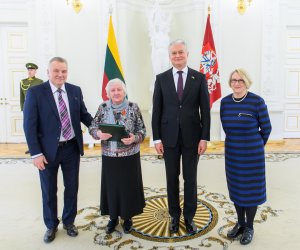Руководители Литвы поздравили литовских матерей и опекунов с Днем матери.