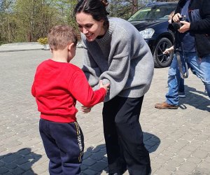 Анджелина Джоли посетила эвакуированных детей Луганщины (фото)