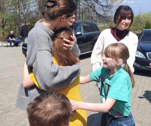 Анджелина Джоли посетила эвакуированных детей Луганщины (фото)