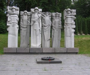 Власти Вильнюса хотят убрать скульптуры советских солдат на Антакальнисском кладбище