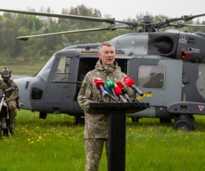 Командующий ВС Литвы В. Рупшис после заключительного этапа учений "Пылающий меч-2022"  общался с журналистами