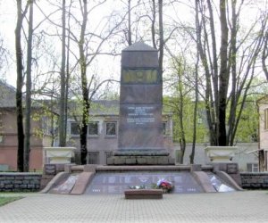 В Паланге демонтирован советский обелиск с серпом и молотом