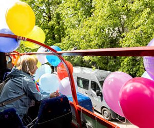 По городу ездит "Радужный автобус": в Вильнюсе начался фестиваль Baltic Pride