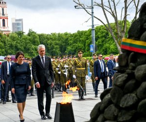 В День траура и надежды Президент Г. Науседа отмечает, что РФ повторяет это в Украине