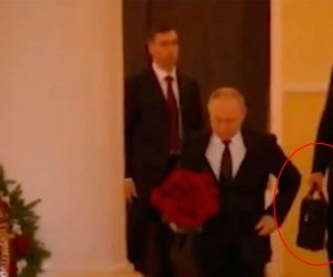 СМИ: носившего "ядерный чемоданчик" охранника Путина нашли с простреленной головой 