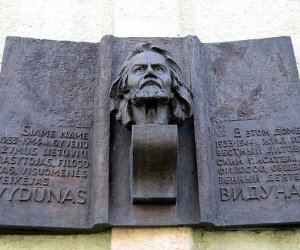 В Советске сняли мемориальную доску литовскому писателю и философу Видунасу (дополнено)