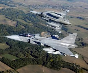 Венгерские военные перенимают у испанцев командование миссией воздушной полицией НАТО