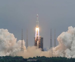 США заявили о неконтролируемом падении из космоса китайской ракеты-носителя