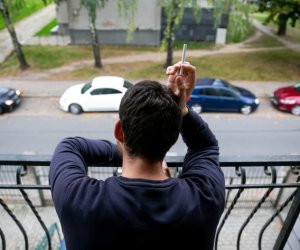 За курение на балконах многоквартирных домов в мегаполисах оштрафованы 30 человек