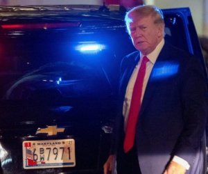 ФБР нашло 11 пакетов секретных документов во время обыска в доме Трампа