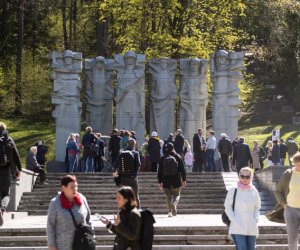 В сентябре на Антакальнисском кладбище будут демонтированы cоветские скульптуры