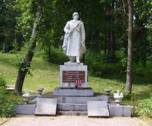 В Кельмском районе облит красной краской памятник советским воинам