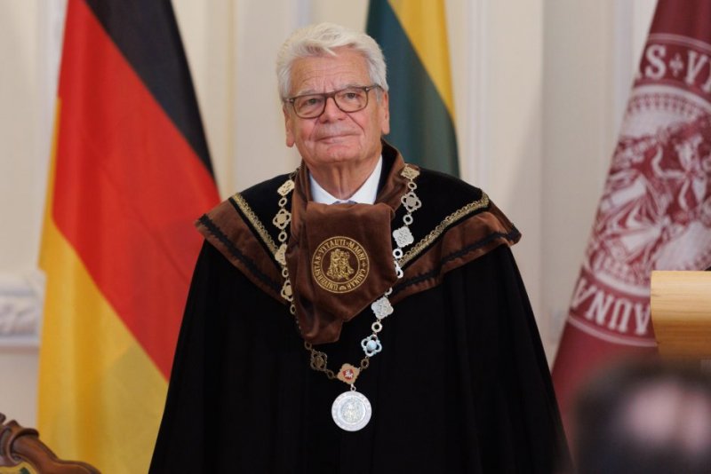 Бывшему президенту Германии Й. Гауку присвоено звание почетного доктора УВВ (дополнено)