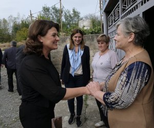 Д. Науседене посетила грузинскую семью, пострадавшую от российской "ползущей оккупации" 