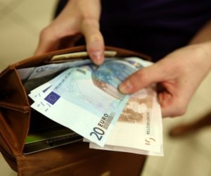 Кабмин: минимальная зарплата вырастет на 15% до €840, не облагаемый налогами доход – на 16% до €625 