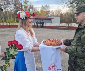 Первые эшелоны с российскими военнослужащими, входящими в состав совместной российско-белорусской группировки войск, прибыли в Беларусь