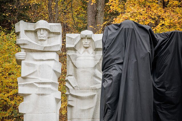 Полиция расследует действия Юрайтиса, снявшего покрытие с советских скульптур