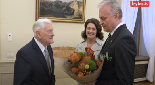 Официальные лица поздравляют В. Адамкуса с 96-летием