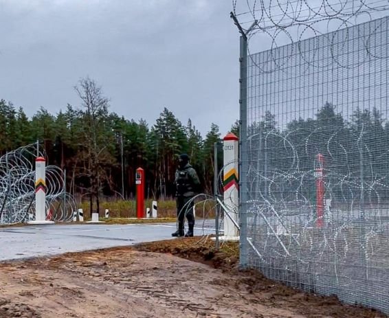 На границе Литвы с Беларусью развернули 3 нелегальных мигрантов
