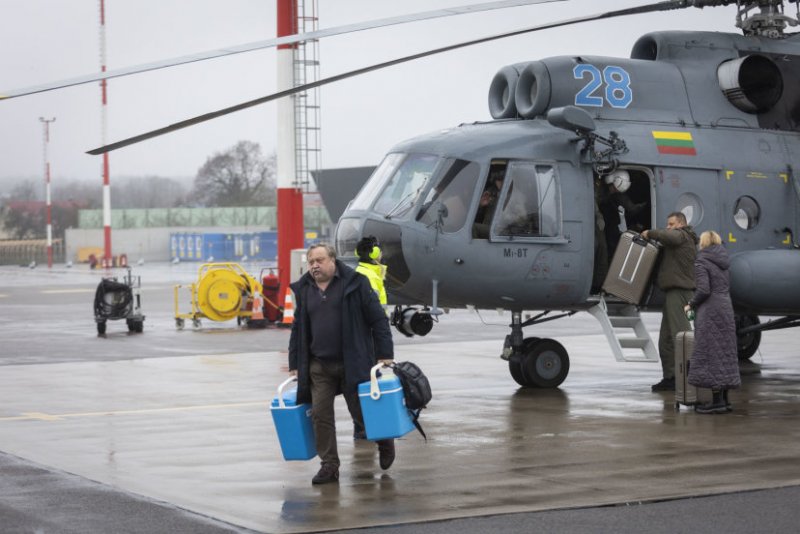 Вертолетом ВВС Литвы из Риги в Вильнюс была доставлена донорская печень (дополнено)