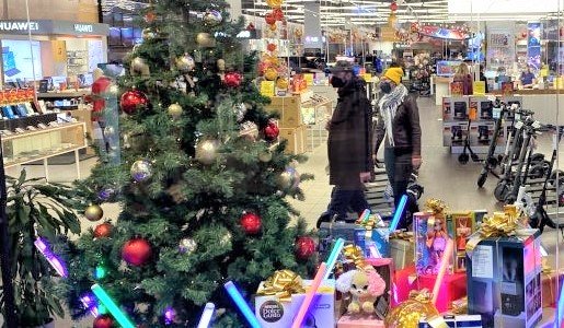 Опрос: на новогодние подарки жители Литвы рассчитывают потратить почти по 200 евро, как и в прошлом году