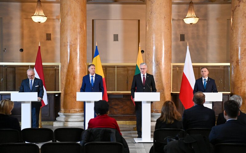 Президенты Литвы, Латвии, Польши и Румынии - на пресс-конференции после симпозиума "Идея Европы"