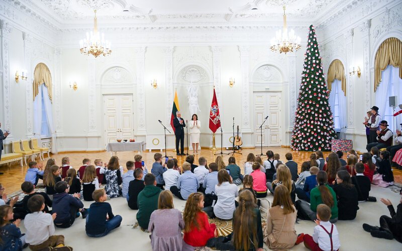 Президент и первая леди зажгли Рождественскую елку в Президентуре