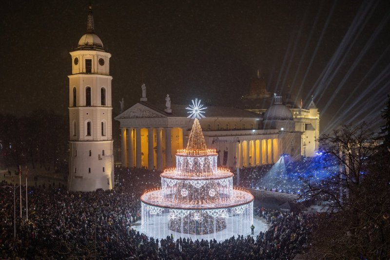 Рождество в Вильнюсе: на Кафедральной площади зажжена главная елка столицы