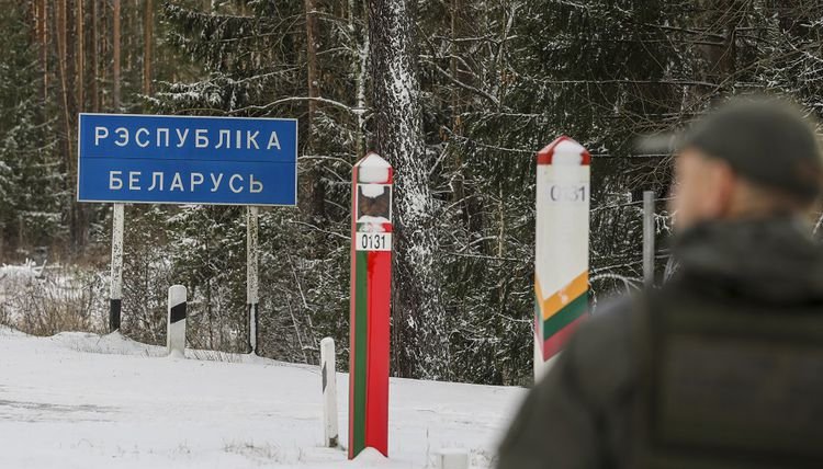 На границе Литвы с Беларусью пограничники развернули 22 нелегальных мигрантов