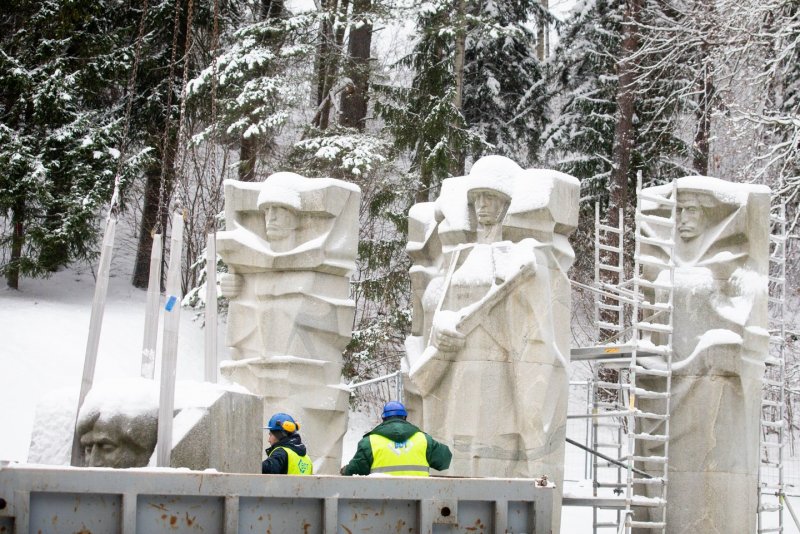 На Антакальнисском кладбище Вильнюса демонтированы скульптуры советским воинам