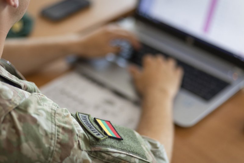 Армия Литвы: поток дезинформации в ноябре снизился, мишенью был оборонный сектор
