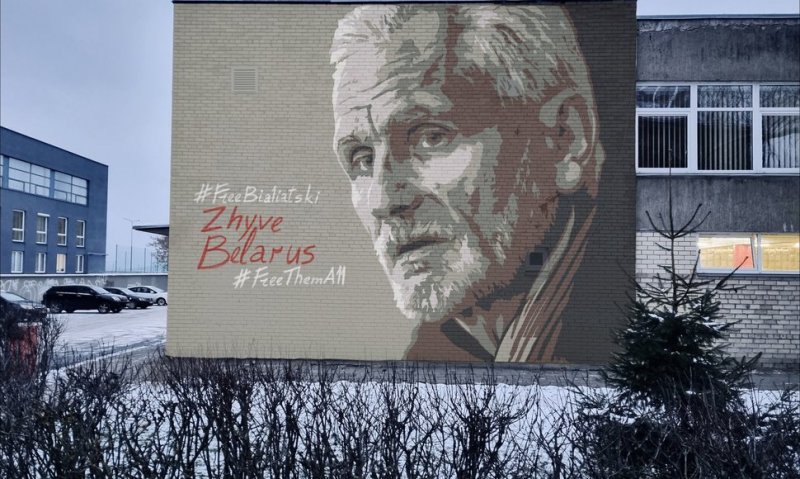 У посольства Беларуси в Вильнюсе – неофреска нобелевскому лауреату Алесю Беляцкому