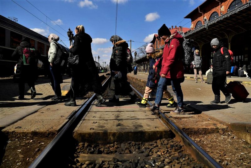 Зеленский рассказал, как планируют возвращать домой украинских беженцев